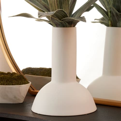 Tara Vase image